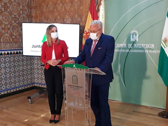 La delegada de la Junta en Almería junto al defensor del Pueblo Andaluz, Jesús Maetzu
