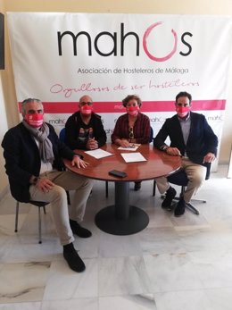 Patronal y sindicatos en la firma del convenio de hostelería de Málaga, que se prolongará hasta 2025 y que contempla congelar aumentos y modificar los previstos debido a la pandemia