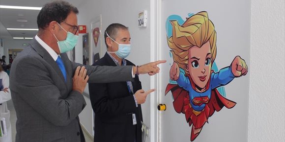 3. El Hospital de la Axarquía de Málaga decora la planta de Pediatría con imágenes de los superhéroes de Marvel