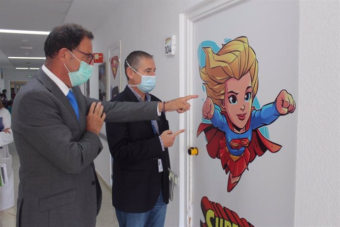 Nueva decoración con superhéroes de Marvel de la planta de Pediatría del Hospital de la Axarquía