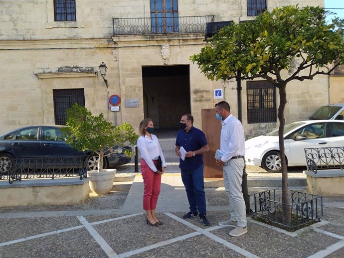 El diputado provincial de IU en el grupo Adelante en la Diputación de Cádiz, Hugo Palomares, en un encuentro con la AUGC