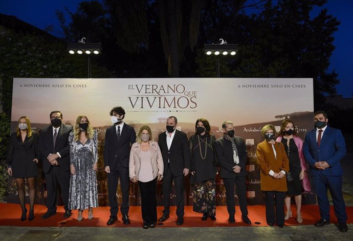 Los diputados de la Diputación de Cádiz Jaime Armario, Ana Carrera y Carmen Collado asistieron al estreno en Jerez de la película 'El verano que vivimos'