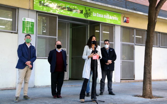 Imatge de la roda de premsa que els socialistes han fet el 28 d'octubre de 2020 davant l'escola bressol La Casa dels Arbres de l'Hospitalet. (Horitzontal)