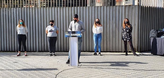 El abogado de Alerta Solidria Xaver Pellicer, en rueda de prensa frente al Departamento de Interior, en la que ha denunciado presuntos espionajes a varias organizaciones de izquierdas y movimientos independentistas. Barcelona, 28 de octubre de 2020.