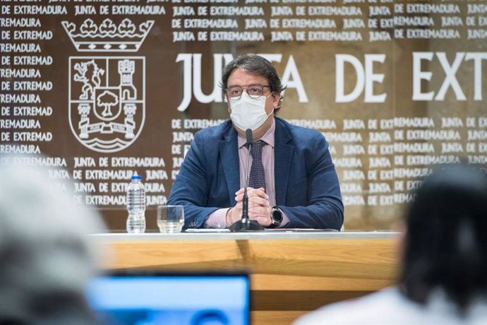 El vicepresidente segundo de la Junta y consejero de Sanidad y Servicios Sociales, José María Vergeles, en rueda de prensa