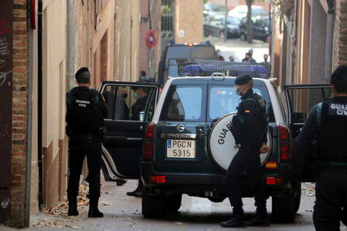 Moment en qu Oriol Soler surt de casa seva en qualitat de detingut i se l'enduen la Gurdia Civil. 28 d'octubre de 2020. (Horitzontal)