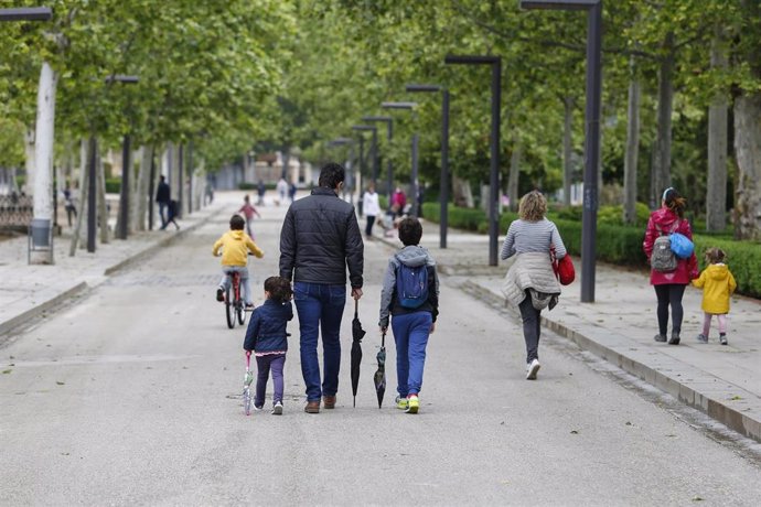 Familias con niños pasean al aire libre, el primer día en el que los menores de 14 años pueden salir. En Granada (Andalucía ,España) a 26 de abril de 2020.