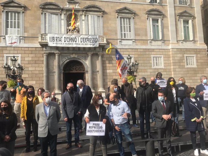 Partidos y entidades independentistas se manifiestan en la plaza Sant Jaume para exigir la libertad de los detenidos en la operación de la Guardia Civil