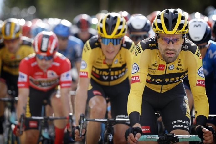 En primer plano, el ciclista neerlandés Tom Dumoulin (Team Jumbo-Visma) en una etapa de La Vuelta ciclista a España 2020