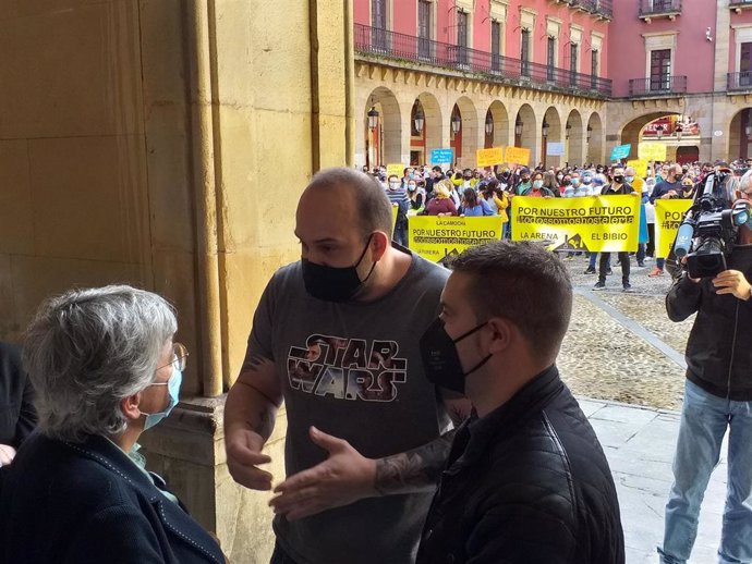 Dos portavoces de los hosteleros concentrados en la Plaza Mayor de Gijón se reúnen con la alcaldesa, Ana González
