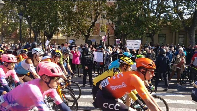 Protesta de la Hostelería al paso de la Vuelta Ciclista a España