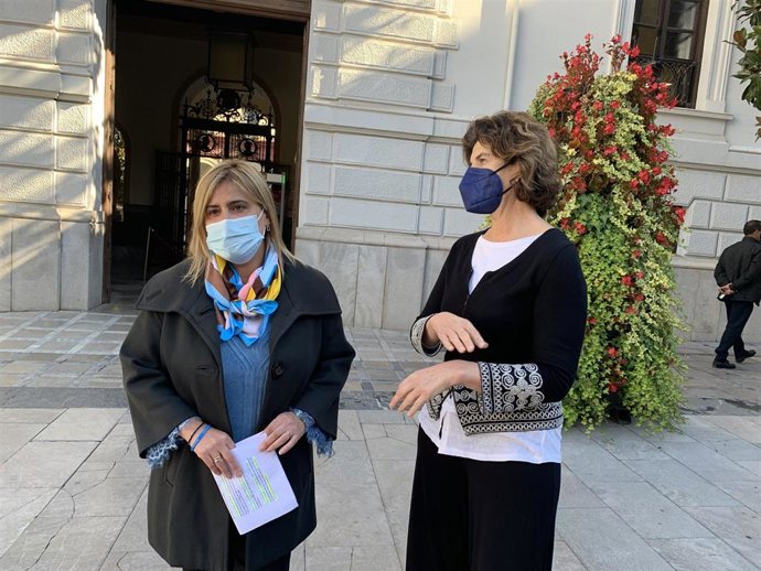 Las concejalas de PSOE y Podemos-IU Nuria Gutiérrez y Elisa Cabrerizo