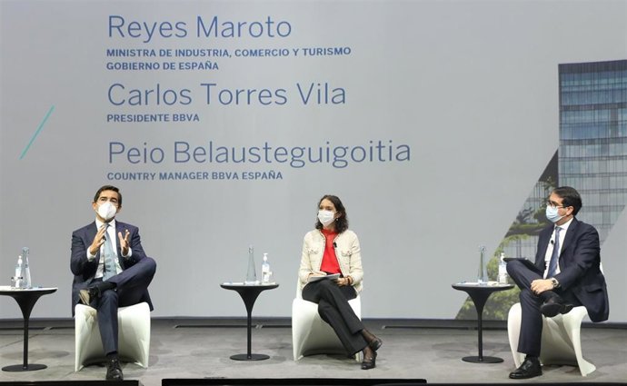 El presidente de BBVA, Carlos Torres Vila, la ministra Reyes Maroto y el country manager de BBVA, Peio Belausteguigoitia, en la reunión virtual con el Consejo Asesor Regional Sur.
