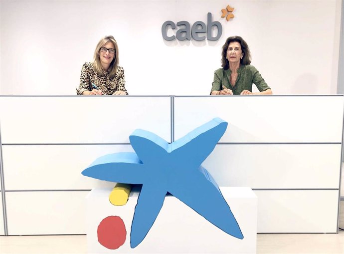 De dcha a izqda. La presidenta de CAEB, Carmen Planas, y la presidenta territorial de CaixaBank en Baleares, María Cruz Rivera.