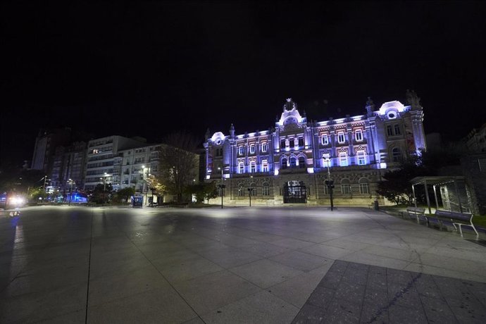Plaza del Ayuntamiento de Santander vacía por el toque de queda