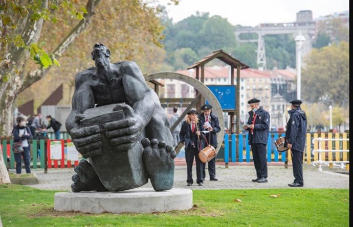 Ayuntamiento de Bilbao reubica en el Campo Volantín la escultura de Jesús Lizaso 'Hombre vence al hierro. Tuercebarras'.