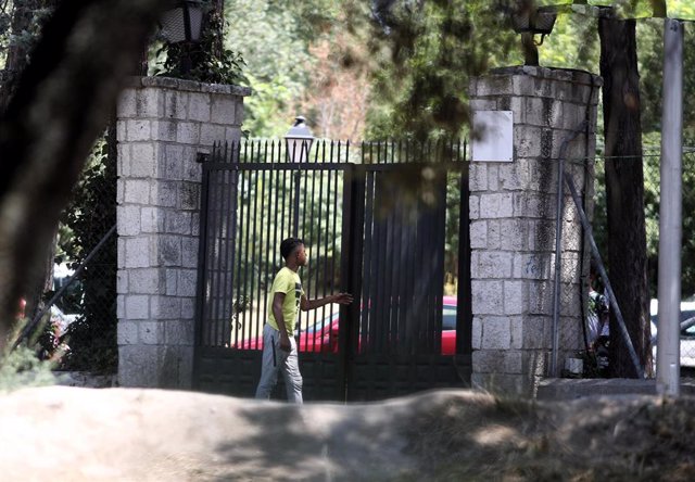 Un joven pasa por la puerta del centro de primera acogida de menores extranjeros no acompañados situado en la zona de Casa de Campo, en Madrid (España). 