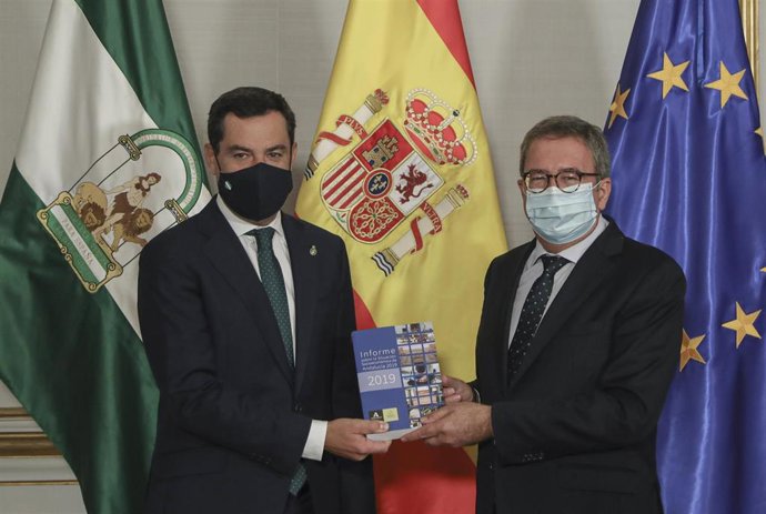 El presidente de la Junta, Juanma Moreno, recibe el informe del CES sobre la situación socioeconómica de Andalucía de 2019.