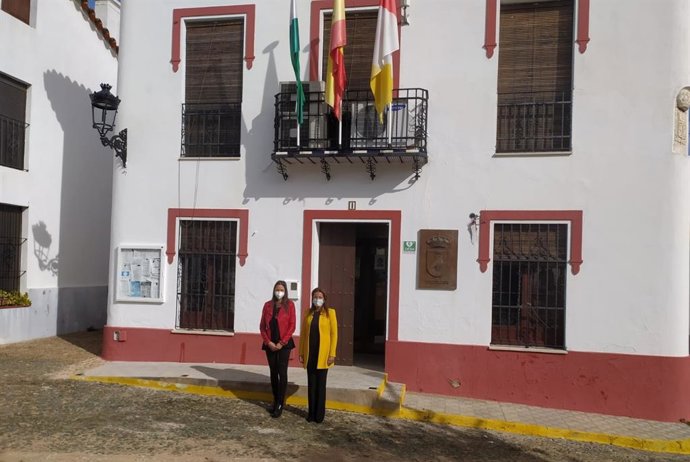 La delegada de Turismo, Regeneración, Justicia y Administración Local en Huelva, María Ángeles Muriel, en su visita a Cortelazor (Huelva).