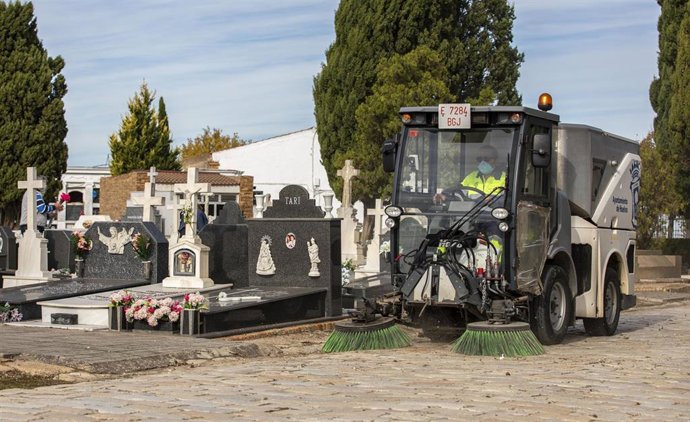 Un operario del Ayuntamiento de Huelva realiza labores de limpieza en el cementerio de 'La Soledad'.