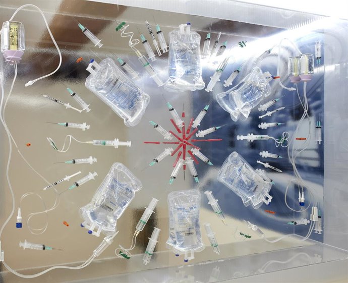 Installació de material sanitari en la muestra 'Faltar o morir'. Societat Valenciana de Cures Palliatives