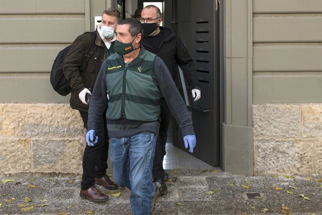 Agents de la Guàrdia Civil en un dels escorcolls pel suposat desviament de fons públics.