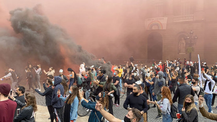 Pla mitj de la concentració del sector de la restauració a plaa Sant Jaume. Imatge del 28 d'octubre de 2020. (Horitzontal)