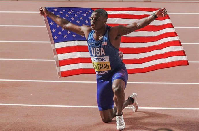 Christian Coleman posa con la bandera estadounidense tras ganar el oro en los 100 metros de los Mundiales de Doha 2019