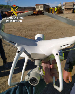Primer pla de l'aeronau pilotada per control remot que la Gurdia Civil va interceptar sobre la nuclear d'Ascó i sense permís. Imatge del 27 d'octubre del 2020 (horitzontal)