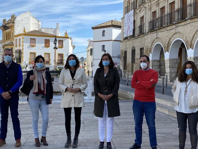 Dolores López con la alcaldesa de Baena, Cristina Piernagorda, los concejales del Grupo Popular y la secretaria general del PP cordobés, María Luisa Ceballos.