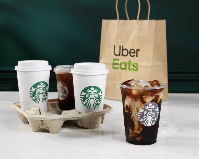 Economía.- Starbucks se alía con Uber Eats para llevar sus cafés a los hogares e
