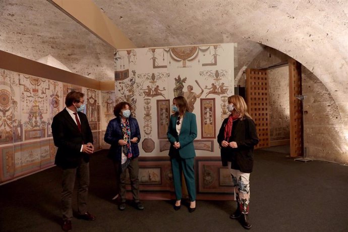 Visita de las instituciones a la exposición sobre las pinturas murales de las Habitaciones del Emperador en la Alhambra