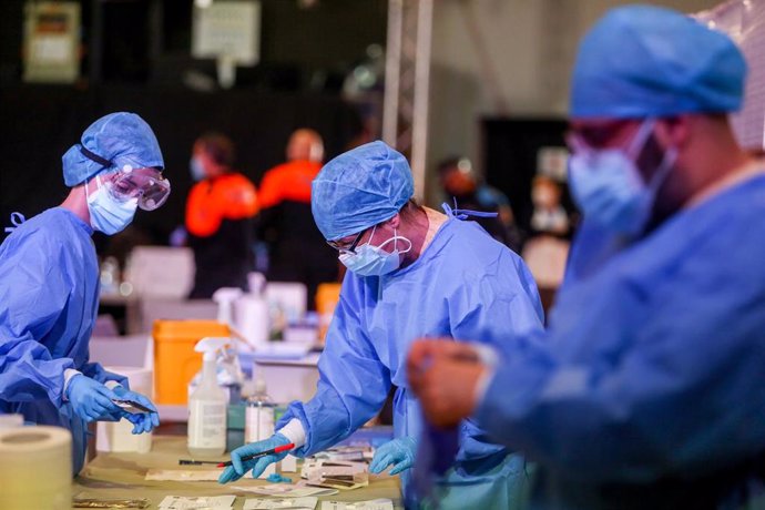 Trabajadores sanitarios colocan el material utilizado para realizar tests de antígenos a vecinos del municipio de Alcobendas
