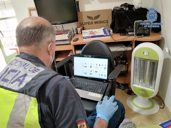 Un agente de la Policía Nacional revisa el contenido de un ordenador, en una imagen de archivo.