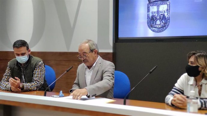 Los concejales del PSOE Ricardo Fernández, Wenceslao López y Ana Rivas en rueda de prensa.