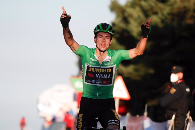 El corredor esloveno Primoz Roglic (Jumbo Visma) celebra su triunfo en el Alto de Moncalvillo en La Vuelta 2020