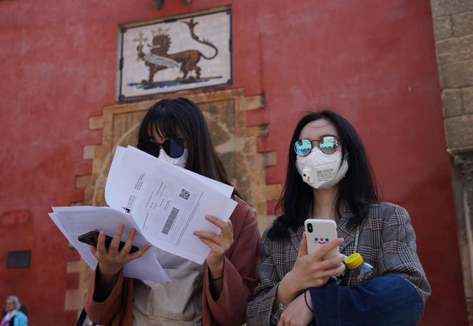 Turistas, en la puerta del Alcázar de Sevilla