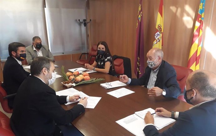 Reunión de la consellera Moll y e lconsejero murciano Luengo en Elche (Alicante)