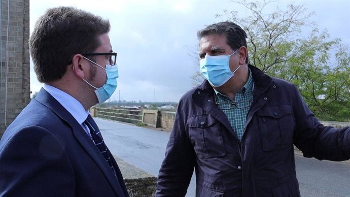 Benjumea, con Ferrera en una de las vías de acceso a Cantillana