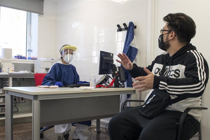 Una trabajadora sanitaria atiende a un paciente en una de las consultas del CAP Masdevall el día en el que comienza la campaña de vacunación antigripal en la región, en Figueres, Girona (Catalunya), a 16 de octubre de 2020.La campaña coincide con la ent