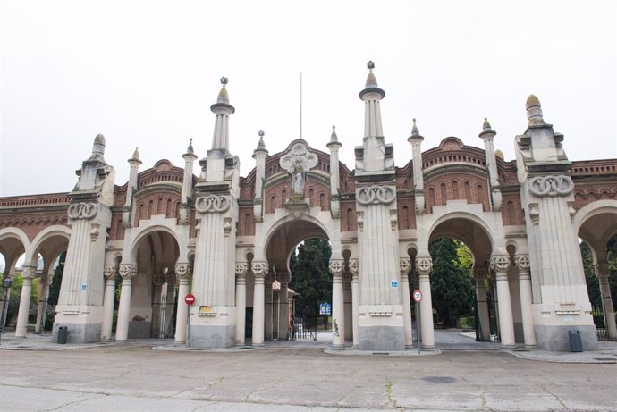 Entrada al Cementerio de La Almudena durante el Martes Santo, el día en que el número de fallecidos por coronavirus en España ha ascendido a 743, en Madrid (España), a 7 de abril de 2020.