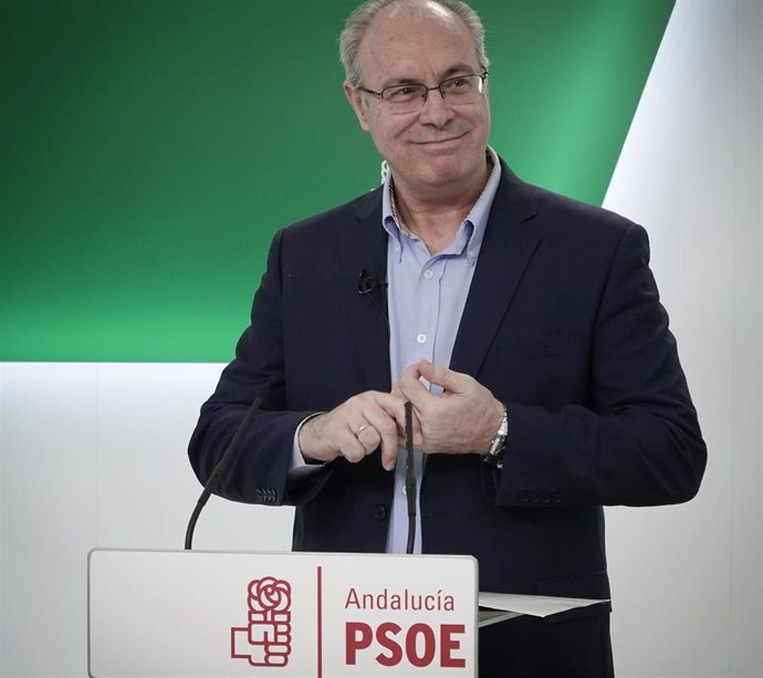 El parlamentario del PSOE-A Juan Pablo Durán, en rueda de prensa, foto de archivo