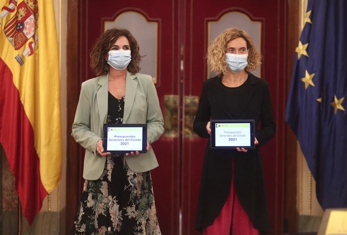 La ministra d'Hisenda i Funció Pública, María Jesús Montero i la presidenta del Congrés, Meritxell Batet, durant el lliurament del projecte de pressupostos generals de l'Estat 2021, al Congrés dels Diputats. Madrid (Espanya), 28 d'octubre del 2020.