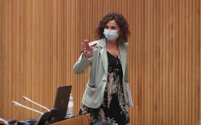 (I-D) La ministra de Hacienda y Función Pública, María Jesús Montero