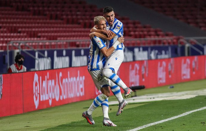 Adnan Januzaj y Ander Barrenetxea se abrazan tras un gol de la Real Sociedad