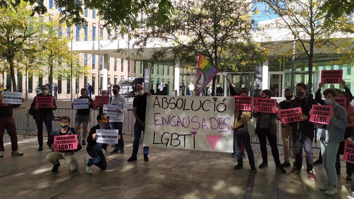 Concentración de la Crida LGBTI antes del juicio a cuatro manifestantes del Orgullo en 2019 por hacer pintadas a un autobús de Cs en Barcelona. El 13 de octubre de 2020.
