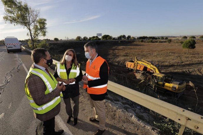 La consejera de Fomento, Infraestructuras y Ordenación del Territorio, Marifrán Carazo, visita junto al alcalde de Mairena del Alcor (Sevilla), Juan Manuel López, las obras de estabilización que se están acometiendo en el terraplén del enlace de la A-92.