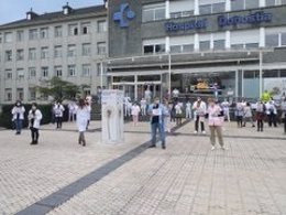 Trabajadores de Osakidetza se concentran frente al Hospital Donostia