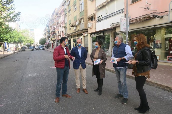 Isabel Ambrosio y Carmen Campos en la Viñuela con los responsables de los centros comerciales abiertos de Viñuela y Centro, Manuel Calvo y Manuel Blasco, respectivamente.