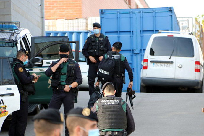 Pla general de gurdies civils a les portes d'Events. Imatge del 28 d'octubre del 2020. (Horitzontal)